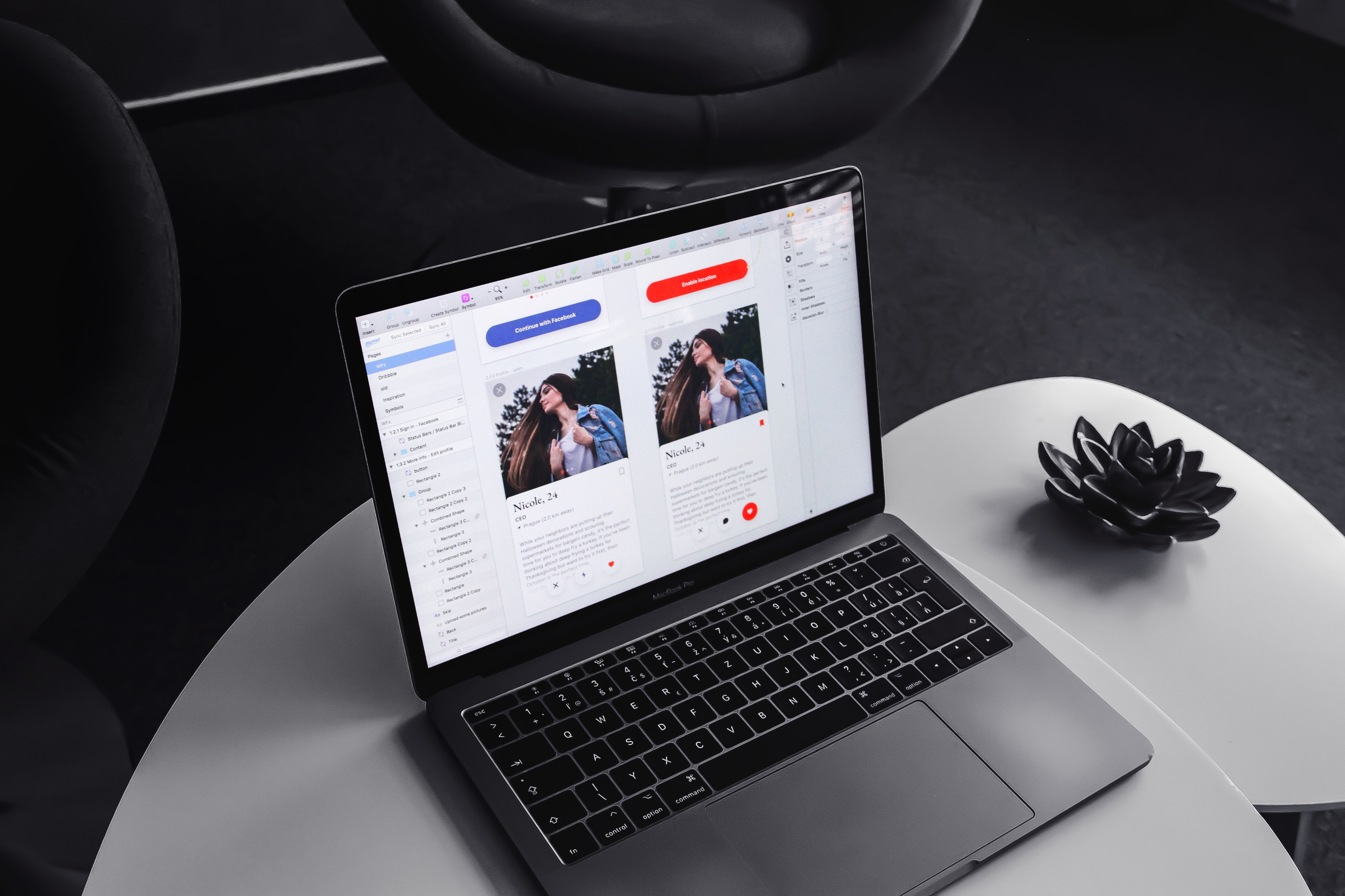 相互フォローアカウントについて調べているPCの画像