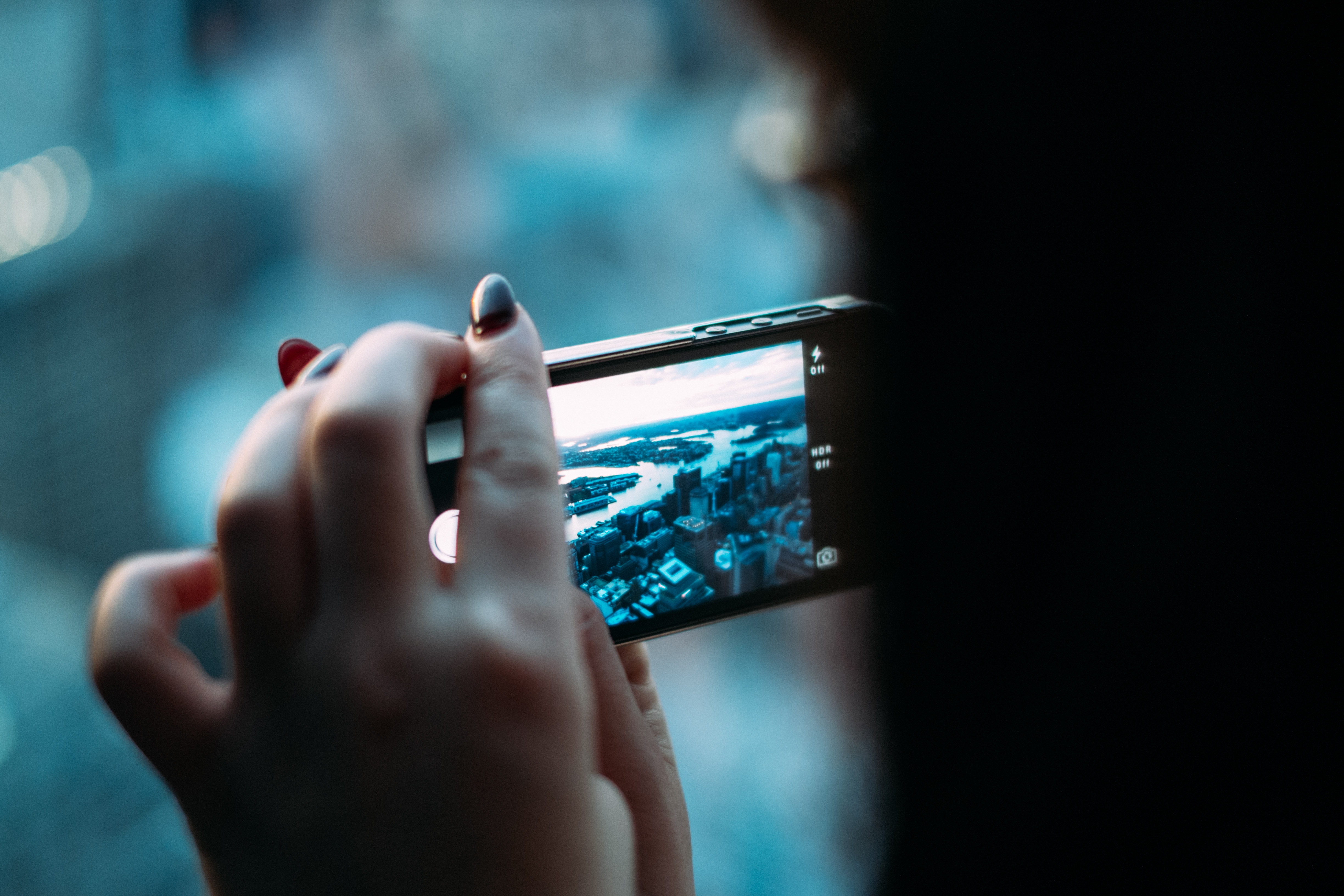 MeyouでTwitter情報を確認する人の画像